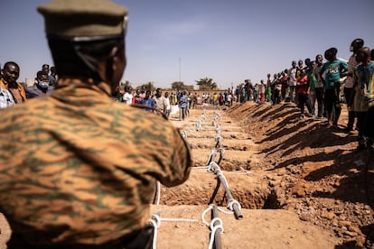 Tumbas para los soldados burkineses muertos en el ataque a un campamento de la gendarmería en Inata (Burkina Faso), el 14 de noviembre de 2021.