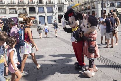 Minnie, Mickey y turistas en la Puerta del Sol.