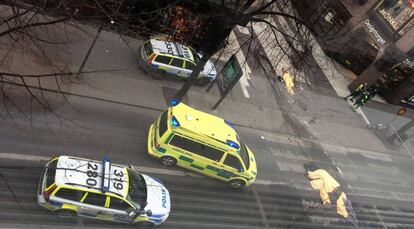 Los cuerpos de las víctimas en la calle Drottninggatan, este viernes en Estocolmo.