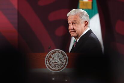 López Obrador habla durante la conferencia matutina de este lunes en el Palacio Nacional, en Ciudad de México.