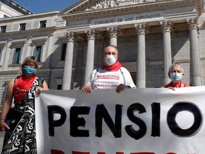 Protesta para la subida de pensiones ante el Congreso de los Diputados. 