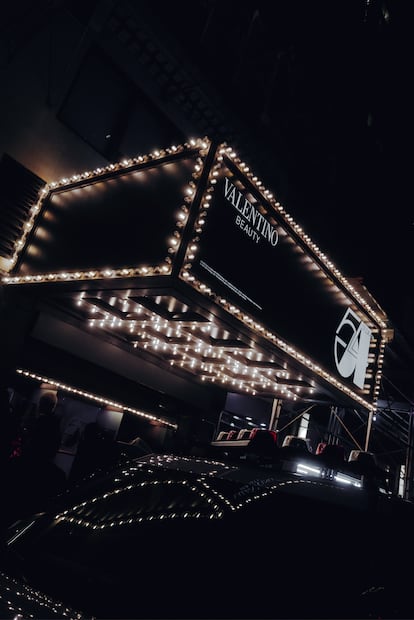 Una de las últimas acciones de Valentino: recrear el mítico Studio 54 en Nueva York el pasado mes de septiembre. La venta de la marca de Mayhoola al grupo Kering acaba de posponerse, pero de su división de belleza ya se encarga L’Oréal desde 2018.