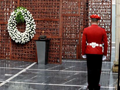 Un <i>ertzaina,</i> ante el monumento en recuerdo a las víctimas del terrorismo levantado a la entrada del Parlamento.