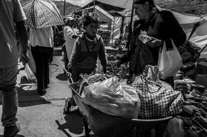 Perú es un país donde alrededor del 70% de su población económicamente activa se gana la vida en trabajos informales. Cuenta con casi 2,5 millones de niños trabajadores según la Organización Internacional del Trabajo, y con alrededor de otros 600.000 trabajando en la minería informal según el Organismo de Evaluación y Fiscalización Ambiental (OEFA).