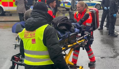 Un equipo de emergencias traslada a un herido del atropello en Múnich ocurrido este jueves.