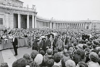 Los restos de Juan Pablo I fueron trasladados desde la sala Clementina hasta la basílica de San Pedro, el 30 de septiembre de 1978, acompañado por unas 60.000 personas. Un cortejo fúnebre de guardias suizos, obispos, cardenales, la coral de la Capilla Sixtina, miembros de la prefectura vaticana, familiares y autoridades acompañaban al catafalco, transportado por 12 sedarios. Su cadáver permaneció expuesto ante el altar de la Resurrección en la basílica hasta el 4 de octubre, cuando se celebró el funeral.