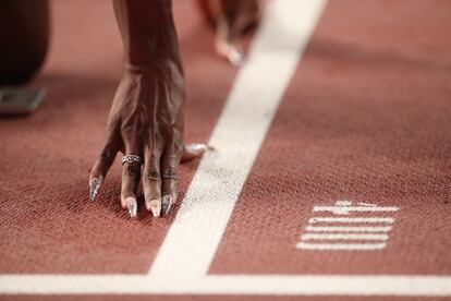 Vista general de las manos de Ashley Spencer durante el Campeonato Mundial de Atletismo en Doha (Qatar).