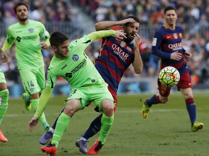 Arda Turan recibe un golpe en el rostro de Medrán.