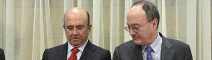 Emilio Botín (i) y Luis María Linde (d), durante la entrega del Premio Bernácer de Economía 2011