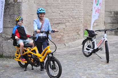 Una participante de Un mes sin mi coche, con la bicicleta eléctrica elegida para desplazarse.