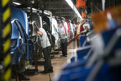 Operarios trabajan en la cadena de montaje de Seat en Barcelona