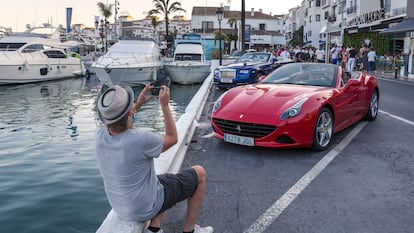 Yates y coches de lujo en Puerto Banús, en la localidad malagueña de Marbella.