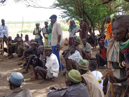 Miembros de la comunidad del pueblo de Nadapal en Kakuma discuten sobre la perforación de pozos.