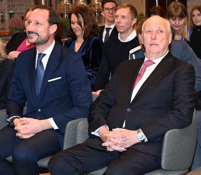 Haakon y Harald de Noruega, en su visita a la organizacin meditica Faktisk,, en Oslo, el 23 de enero de 2024.