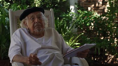 Ernesto Cardenal recita un poema en una imagen del documental ‘Ernesto en la tierra’.