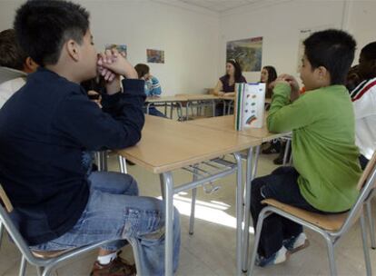 Niños inmigrantes, en el centro que empezó a funcionar ayer en Vic.