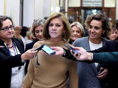 La exsecretaria general del PP, María Dolores de Cospedal, preguntada por los periodistas en los pasillos del Congreso.