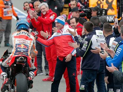 Jorge Lorenzo, recibe los aplausos en Cheste en su última carrera.