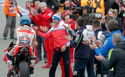 Jorge Lorenzo, recibe los aplausos en Cheste en su última carrera.