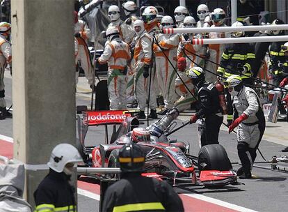 El piloto finlandés sale de su garaje y arranca la manguera de gasolina para propiciar después un incendio sin consecuencias en el monoplaza de Kimi Raikkonen