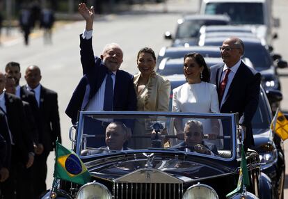 El presidente de Brasil, Luiz Inácio Lula da Silva, junto a la primera dama, el vicepresidente del país, Geraldo Alckmin, y su mujer, en la investidura del mandatario en Brasilia.