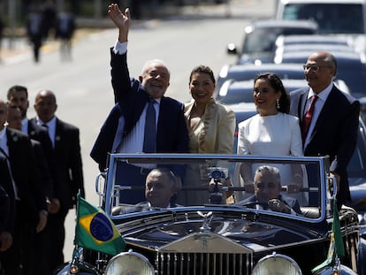 El presidente de Brasil, Luiz Inácio Lula da Silva, junto a la primera dama, el vicepresidente del país, Geraldo Alckmin, y su mujer, en la investidura del mandatario en Brasilia.