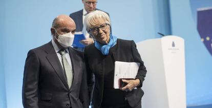 Luis de Guindos y Christine Lagarde a la salida de una reunión del BCE celebrada en octubre pasado en Fráncfort.