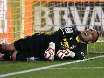 Asenjo se retuerce de dolor tras caer lesionado