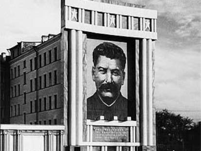 Un enorme retrato de Stalin, en Leningrado, en 1936.