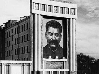 Un enorme retrato de Stalin, en Leningrado, en 1936.