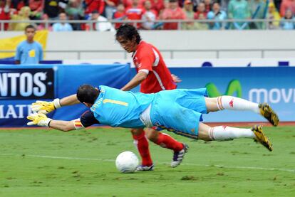 Brenes engaña a Casillas amagando un disparo, justo antes de batirle con una vaselina. El portero se ha convertido en el jugador español con más internacionalidades, al jugar su partido 127 y superar a Zubizarreta.