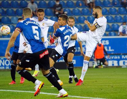 Benzema remata en la acción del 0-1.