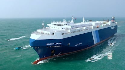 El buque de carga Galaxy Leader navega escoltado por el Mar Rojo, a finales de noviembre.