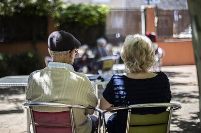 Dos personas, en una residencia de ancianos de un municipio madrileño.