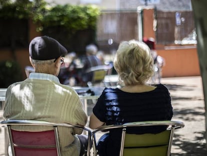 Dos personas, en una residencia de ancianos de un municipio madrileño.