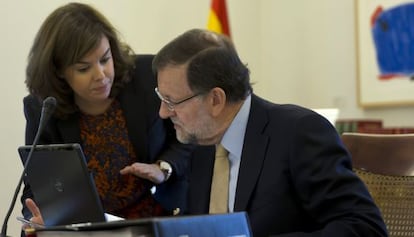 Deputy Prime Minister Soraya Sáenz de Santamaría and Prime Minister Mariano Rajoy on Friday.