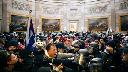 Seguidores de Donald Trump y elementos de seguridad se enfrentan dentro del Capitolio, el 6 de enero de 2021, en Washington D.C. (EE UU).