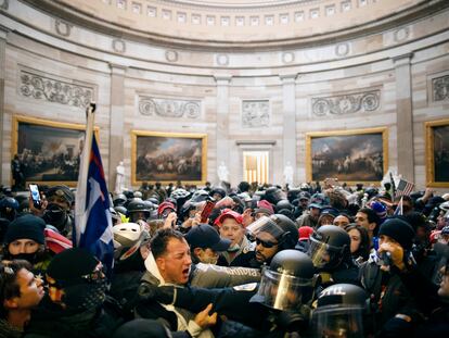 Seguidores de Donald Trump y elementos de seguridad se enfrentan dentro del Capitolio, el 6 de enero de 2021, en Washington D.C. (EE UU).