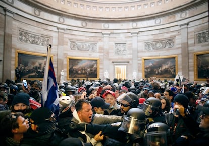 Seguidores de Donald Trump y elementos de seguridad se enfrentan dentro del Capitolio, el 6 de enero de 2021, en Washington D.C. (EE UU).