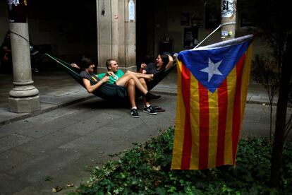 Estudiantes con una estelada en la Universidad de Barcelona.