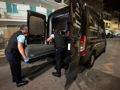 Operarios de la funeraria sacan el cadáver de Sibora Gagani del piso donde ha sido hallada muerta en Torremolinos (Málaga).