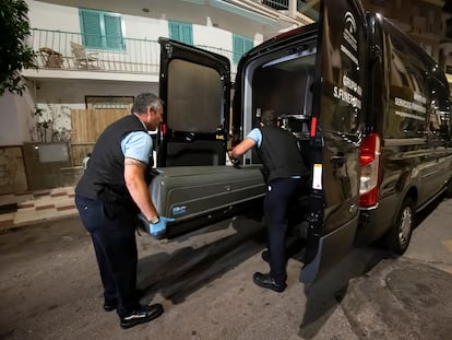 Funeral home workers remove the body from the apartment where she was found in Torremolinos (Málaga).