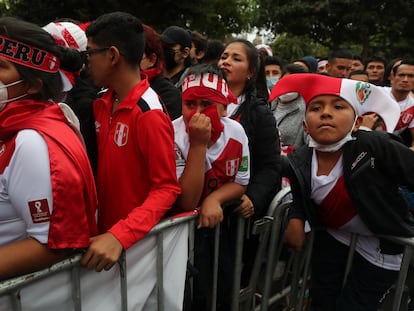 Aficionados de Perú presencian desde Lima el partido contra Australia el pasado lunes.