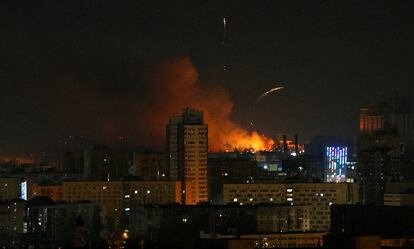 Bombardeo cerca de Kiev, esta madrugada. El presidente francés, Emmanuel Macron, y su homólogo ucraniano, Volodomir Zelenski, mantuvieron este sábado una conversación telefónica en la que éste le dijo, según el Eliseo, que "habían mantenido Kiev", ciudad donde esta noche se entablaron combates callejeros.