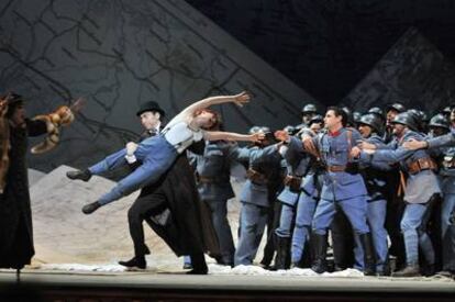 La soprano Patrizia Ciofi y el tenor Juan Diego Flórez en la representación de <i>La fille du régiment</i> premiada por los críticos de ópera de Cataluña.