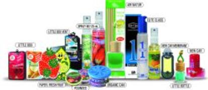 La empresa tiene más de 50 marcas propias. Su especialidad son los ambientadores para automóviles, pero también comercializa productos para el hogar.