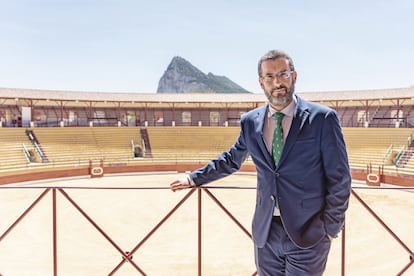 Juan Franco Rodríguez, alcalde de La Línea de la Concepción (Cádiz), en la plaza de toros recién remodelada. Al fondo, el Peñón de Gibraltar.