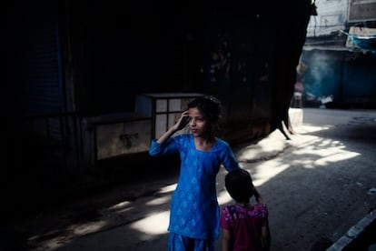 Dos niñas caminan por una calle del distrito viejo de Delhi, conocido como 'Old Delhi'.