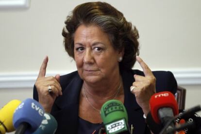 La alcaldesa de Valencia, Rita Barberá, anuncia que no irá en la lista del PP al Congreso.