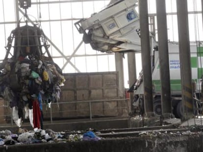 El pulpo hidráulico recoge la basura depositada por los camiones en Valdemingómez para su clasificación y posterior reciclaje.